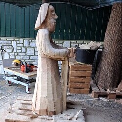 JOSEF wurde mit einer eigenen Carving-Motorsäge geschnitzt.