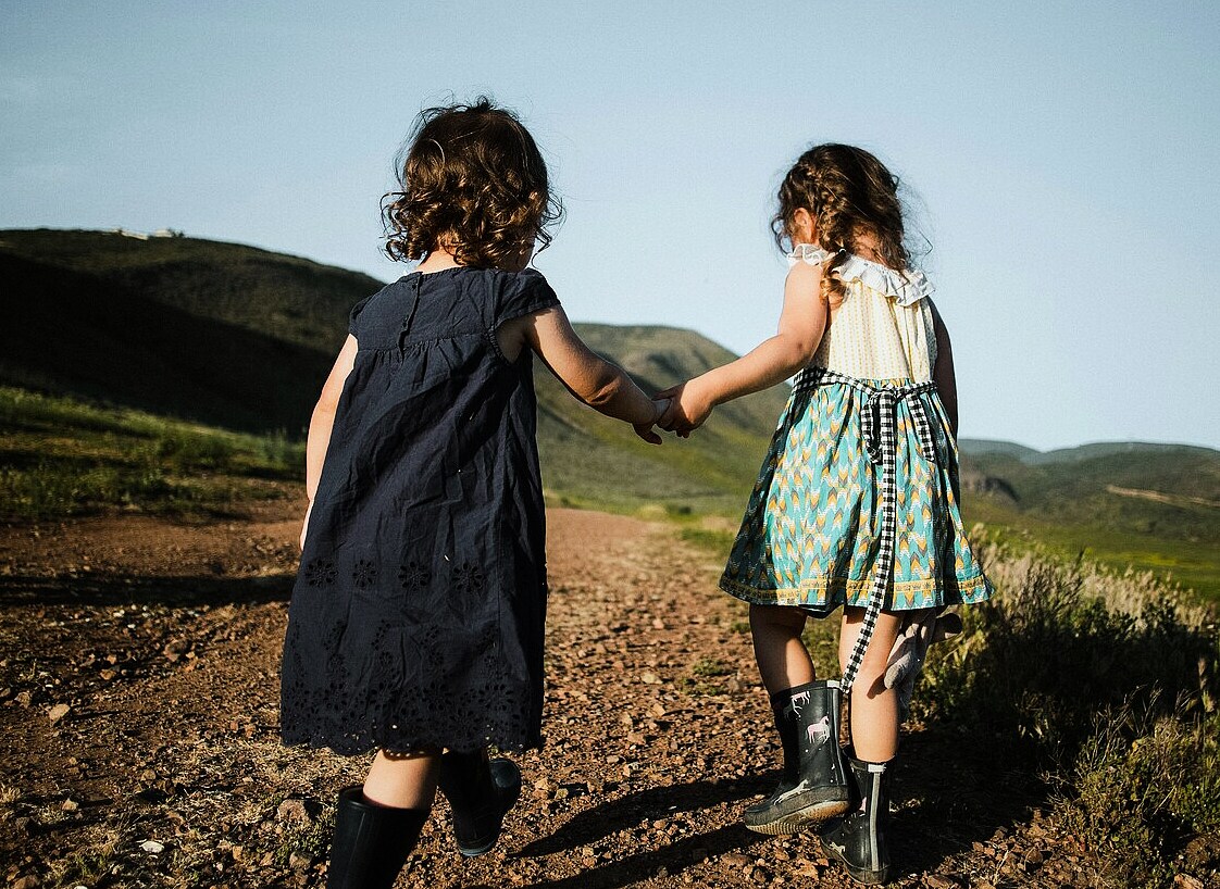 Kinder Hand in Hand